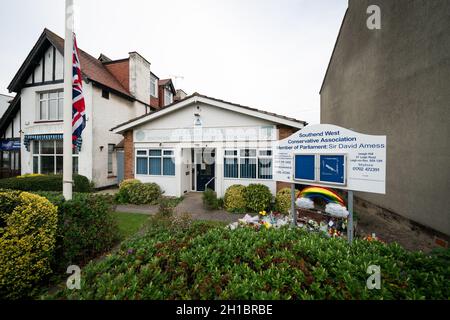 Blumengebete für Sir David Amess vor der Iveagh Hall, dem Sitz der konservativen Southend West Association in Leigh-on-Sea, Essex. Der konservative Abgeordnete Sir David Amess starb, nachdem er am Freitag bei einer Wahlkreisoperation mehrmals erstochen wurde. Bilddatum: Montag, 18. Oktober 2021. Stockfoto