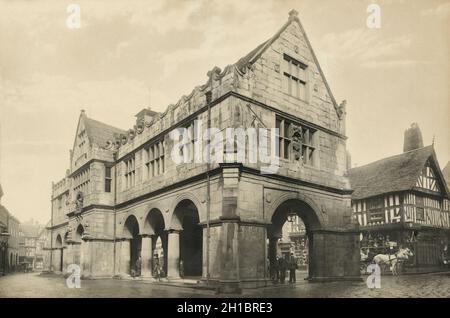 Vintage-Foto von 1890 bis 1910 der Old Market Hall, erbaut 1596 auf dem Platz im Zentrum von Shrewsbury, einer historischen Stadt in England, die bis ins Mittelalter zurückreicht Stockfoto