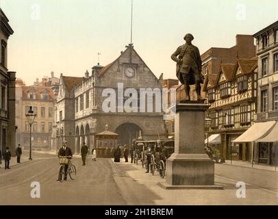 Vintage photochrome Farbaufnahme um 1890 der Old Market Hall erbaut 1596 auf dem Platz im Zentrum von Shrewsbury, einer historischen Stadt in England aus dem Mittelalter mit der Statue von Robert Clive (Clive of India) im Vordergrund Stockfoto