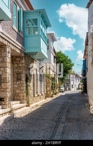 Eine alte enge Straße mit Kopfsteinpflaster, Alacati, Türkei Stockfoto
