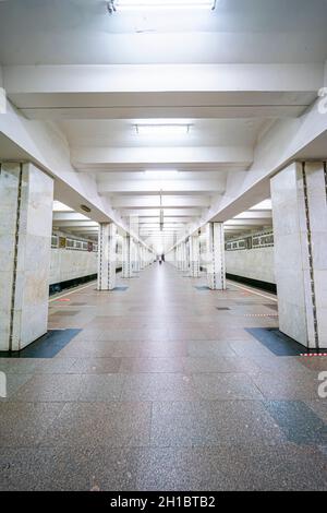 Das Innere der U-Bahn-Station Sviblovo mit weißen Marmorsäulen und Wänden.eröffnet im Jahr 1978, wurde von Robert Pogrebnoi entworfen. Moskau, Russland Stockfoto