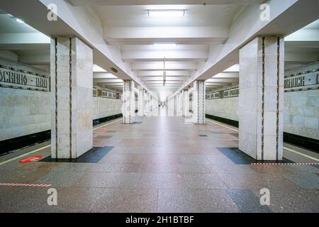 Das Innere der U-Bahn-Station Sviblovo mit weißen Marmorsäulen und Wänden.eröffnet im Jahr 1978, wurde von Robert Pogrebnoi entworfen. Moskau, Russland Stockfoto