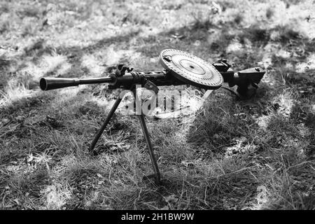 Sowjetische Waffe der Roten Armee im Zweiten Weltkrieg. Degtyaryov DP Maschinengewehr auf dem Boden. Russische Munitionswaffen aus dem 2. Weltkrieg. Foto In Schwarzweiß Stockfoto