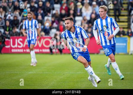 Odense, Dänemark. Oktober 2021. Bashkim Kadrii (8) von ob beim 3F Superliga-Spiel zwischen Odense Boldklub und dem FC Randers im Nature Energy Park in Odense. (Foto: Gonzales Photo/Alamy Live News Stockfoto