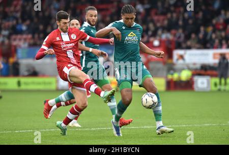 Ashley Nadean von Crawley (links) versucht, an Coby Rowe von Sutton United während des 2-Spiels der Sky Bet League zwischen Crawley Town und Sutton United im People's Pension Stadium , Crawley , Großbritannien - 16. Oktober 2021 vorbei zu schießen. Keine Verkaufsförderung. Für Football-Bilder gelten Einschränkungen für FA und Premier League. Keine Nutzung des Internets/Handys ohne FAPL-Lizenz - für Details wenden Sie sich an Football Dataco Stockfoto