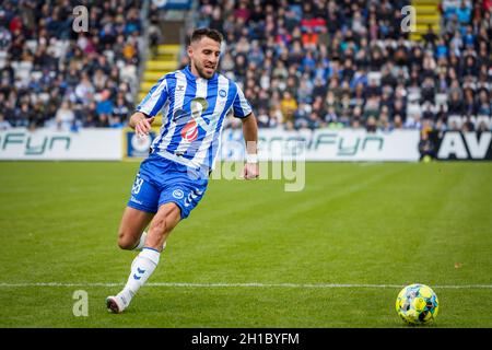 Odense, Dänemark. Oktober 2021. Bashkim Kadrii (8) von ob beim 3F Superliga-Spiel zwischen Odense Boldklub und dem FC Randers im Nature Energy Park in Odense. (Foto: Gonzales Photo/Alamy Live News Stockfoto