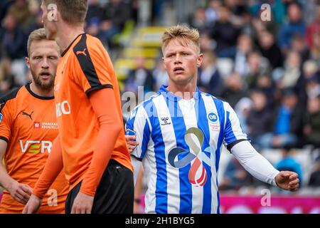 Odense, Dänemark. Oktober 2021. Jeppe Tverskov (6) von ob, gesehen während des 3F Superliga-Spiels zwischen Odense Boldklub und dem FC Randers im Nature Energy Park in Odense. (Foto: Gonzales Photo/Alamy Live News Stockfoto