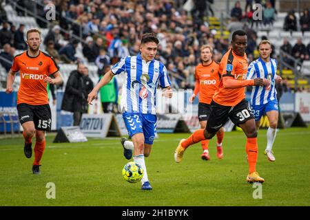 Odense, Dänemark. Oktober 2021. Nichola Mickelson (2) von ob beim 3F Superliga-Spiel zwischen Odense Boldklub und dem FC Randers im Nature Energy Park in Odense. (Foto: Gonzales Photo/Alamy Live News Stockfoto