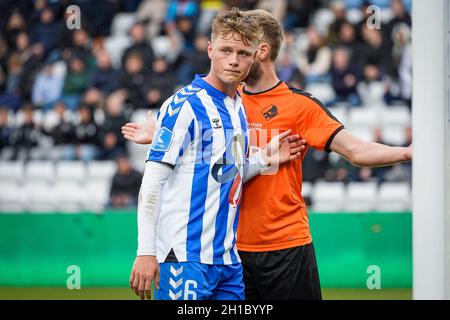 Odense, Dänemark. Oktober 2021. Jeppe Tverskov (6) von ob, gesehen während des 3F Superliga-Spiels zwischen Odense Boldklub und dem FC Randers im Nature Energy Park in Odense. (Foto: Gonzales Photo/Alamy Live News Stockfoto