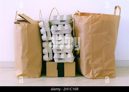 Papier und Pappe für das Recycling vorbereitet. Recycelbare Materialien. Abfall, der recycelt werden soll. Abfall für Recycling und Umwelt zu reduzieren. Stockfoto