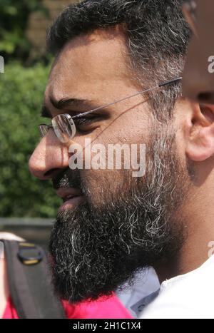 Hassprediger Anjem Choudary - gesehen bei radikaler muslimischer Kundgebung vor der Polizeistation Forest Gate im Jahr 2006 - sprach er mit Sulayman Keeler (geb. Stockfoto