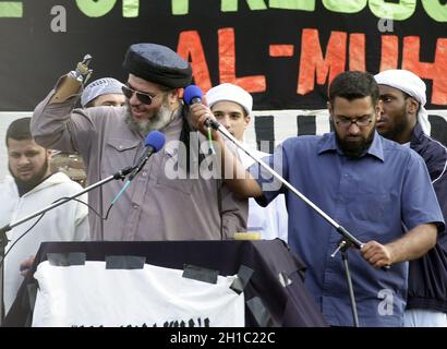 Hassprediger Anjem Choudary - gesehen bei einer radikalen muslimischen Kundgebung im Jahr 2002 mit anderen Hasspredigern - Abu Hamza und Omar Bakri Mohammed. Die Kundgebung fand in Augus statt Stockfoto