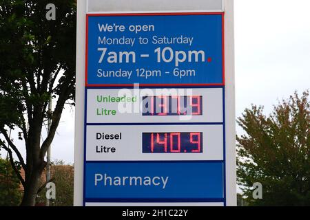 Ashford, Kent, Großbritannien. 18. Oktober 2021. Die Kraftstoffpreise in dieser Tesco-Tankstelle sind gestiegen, da Diesel jetzt mehr als £1.40 pro Liter beträgt. Foto-Kredit: Paul Lawrenson /Alamy Live Nachrichten Stockfoto