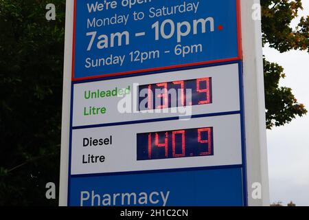 Ashford, Kent, Großbritannien. 18. Oktober 2021. Die Kraftstoffpreise in dieser Tesco-Tankstelle sind gestiegen, da Diesel jetzt mehr als £1.40 pro Liter beträgt. Foto-Kredit: Paul Lawrenson /Alamy Live Nachrichten Stockfoto