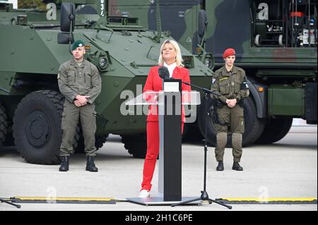 Wien, Österreich. 18. Okt. 2021. Pressekonferenz zu den Militärfeiern der Streitkräfte anlässlich des Nationalfeiertags 2021 auf dem Heldenplatz in Wien mit Verteidigungsministerin Klaudia Tanner (ÖVP). Kredit: Franz Perc / Alamy Live News Stockfoto