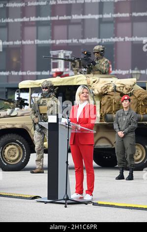 Wien, Österreich. 18. Okt. 2021. Pressekonferenz zu den Militärfeiern der Streitkräfte anlässlich des Nationalfeiertags 2021 auf dem Heldenplatz in Wien mit Verteidigungsministerin Klaudia Tanner (ÖVP). Kredit: Franz Perc / Alamy Live News Stockfoto