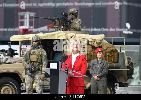 Wien, Österreich. 18. Okt. 2021. Pressekonferenz zu den Militärfeiern der Streitkräfte anlässlich des Nationalfeiertags 2021 auf dem Heldenplatz in Wien mit Verteidigungsministerin Klaudia Tanner (ÖVP). Kredit: Franz Perc / Alamy Live News Stockfoto