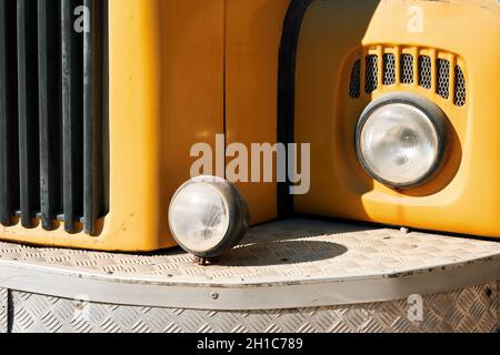 Vorderansicht eines gelben Oldtimers mit runden Scheinwerfern Stockfoto