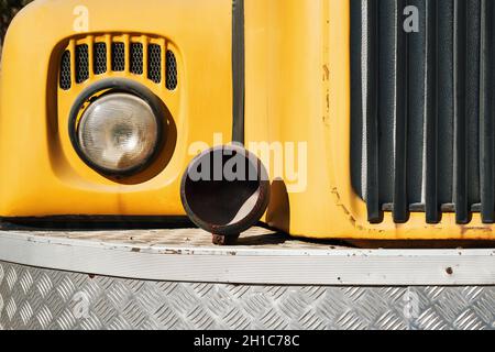 Vorderansicht eines gelben Oldtimers mit runden Scheinwerfern Stockfoto