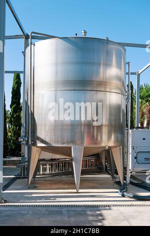 Boiler Tank für die Weingärung in einem Weingut. Weinherstellung. Stockfoto