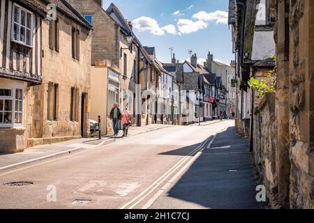 Ruhige, verkehrsfreie Hailes Street in der historischen Cotswolds-Stadt Winchcombe mit mittelalterlichen Gebäuden. Stockfoto