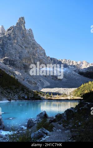 Sorapis-See mit dem Berg der Finger Gottes im Hintergrund, Dolomiten, Italien Stockfoto