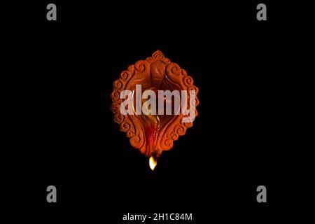 High-Angle-Ansicht von Diya auf schwarzem Hintergrund Stockfoto