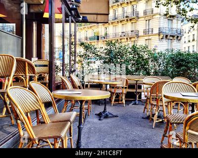 PARIS, FRANKREICH - Sep 25, 2021: Ein traditionelles französisches Café mit Blick auf die Straße Stockfoto