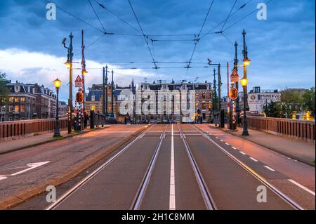 Neue Amstel-Brücke über die Amstel in Amsterdam, Niederlande Stockfoto