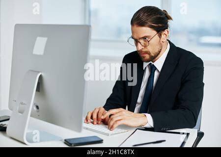Büromitarbeiter Dokumente in der Hand Kommunikation per Telefon Lifestyle Stockfoto