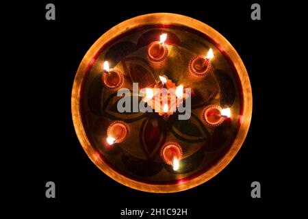 Hochwinkelansicht Von Beleuchteten Diyas In Platte Auf Dem Boden Stockfoto