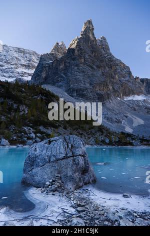 Sorapis-See mit dem Berg der Finger Gottes im Hintergrund, Dolomiten, Italien Stockfoto