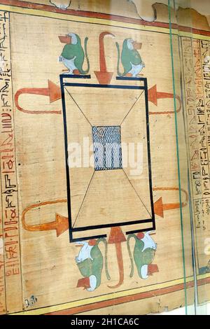 Vertikale Aufnahme der alten antiken ägyptischen Hieroglyphen und Zeichnungen auf Papyrus Stockfoto