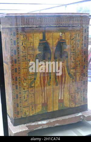 Vertikale Aufnahme der alten antiken ägyptischen Hieroglyphen und auf Stein gemeißelte Zeichnungen Stockfoto