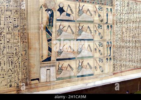 Alte antike ägyptische Hieroglyphen und Zeichnungen auf Papyrus Stockfoto