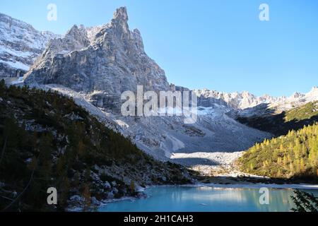 Sorapis-See mit dem Berg der Finger Gottes im Hintergrund, Dolomiten, Italien Stockfoto