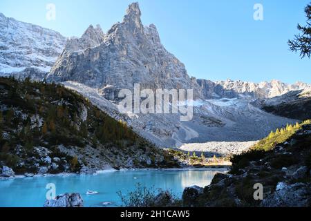 Sorapis-See mit dem Berg der Finger Gottes im Hintergrund, Dolomiten, Italien Stockfoto