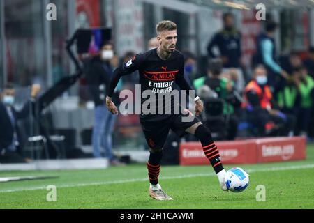 Samu Castillejo von AC Mailand steuert den Ball während der Serie A Spiel zwischen AC Mailand und Hellas Verona FC . Stockfoto