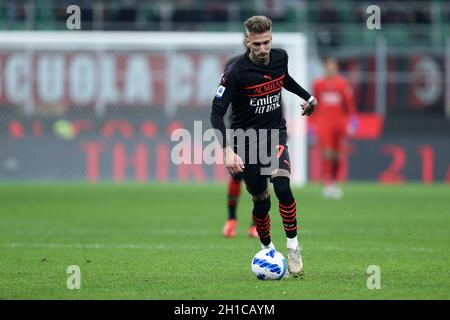 Samu Castillejo von AC Mailand steuert den Ball während der Serie A Spiel zwischen AC Mailand und Hellas Verona FC . Stockfoto