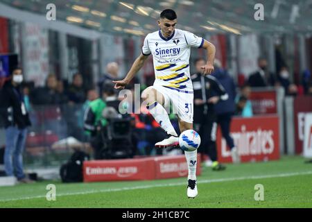 Bosko Sutalo von Hellas Verona FC kontrolliert den Ball während des Serie A Spiels zwischen AC Mailand und Hellas Verona FC . Stockfoto