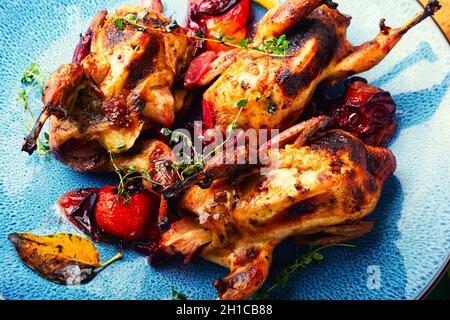 Abendessen gebratene Wachtel in Pflaumensoße.Fleisch mit Pflaume.gebackene Wachtel, Nahaufnahme Stockfoto