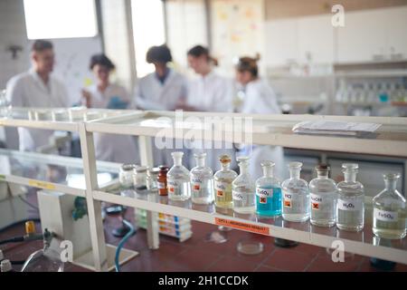 Junge Chemiestudenten bereiten sich auf eine Arbeit in einem sterilen Universitätslabor vor. Wissenschaft, Chemie, Labor, Menschen Stockfoto