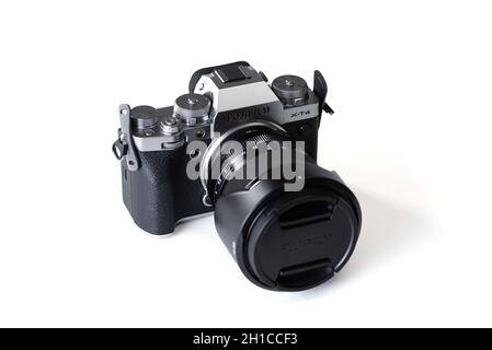 Minsk, Weißrussland - 16. Oktober 2021: FUJIFILM X-T4 KIT XF16-80MM SILBER isoliert auf weißem Hintergrund. Stockfoto