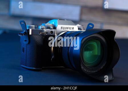 Minsk, Weißrussland - 16. Oktober 2021: FUJIFILM X-T4 KIT XF16-80MM SILBER auf dunklem Hintergrund mit blauem Licht. Stockfoto