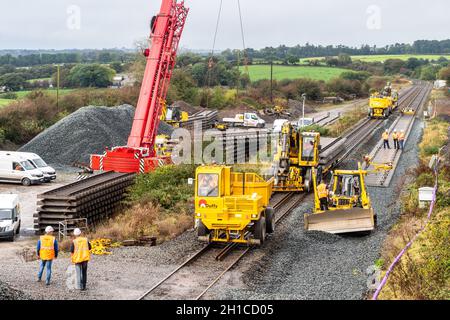 Rathpeacon, Co. Cork, Irland. Oktober 2021. Auf der Hauptstrecke von Cork nach Dublin werden die Ingenieurarbeiten fortgesetzt. Irish Rail modernisiert das Signalsystem Kent Station, Cork und ersetzt Streckenabschnitte an Standorten zwischen Cork und Mallow, einschließlich Rathpeacon. Quelle: AG News/Alamy Live News Stockfoto