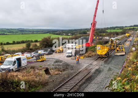 Rathpeacon, Co. Cork, Irland. Oktober 2021. Auf der Hauptstrecke von Cork nach Dublin werden die Ingenieurarbeiten fortgesetzt. Irish Rail modernisiert das Signalsystem Kent Station, Cork und ersetzt Streckenabschnitte an Standorten zwischen Cork und Mallow, einschließlich Rathpeacon. Quelle: AG News/Alamy Live News Stockfoto