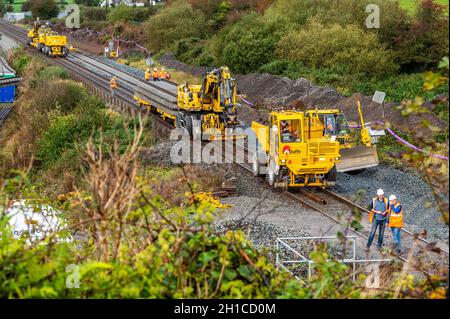 Rathpeacon, Co. Cork, Irland. Oktober 2021. Auf der Hauptstrecke von Cork nach Dublin werden die Ingenieurarbeiten fortgesetzt. Irish Rail modernisiert das Signalsystem Kent Station, Cork und ersetzt Streckenabschnitte an Standorten zwischen Cork und Mallow, einschließlich Rathpeacon. Quelle: AG News/Alamy Live News Stockfoto