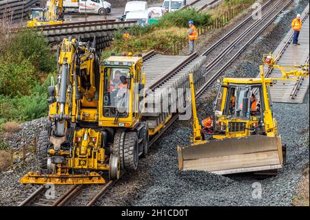 Rathpeacon, Co. Cork, Irland. Oktober 2021. Auf der Hauptstrecke von Cork nach Dublin werden die Ingenieurarbeiten fortgesetzt. Irish Rail modernisiert das Signalsystem Kent Station, Cork und ersetzt Streckenabschnitte an Standorten zwischen Cork und Mallow, einschließlich Rathpeacon. Quelle: AG News/Alamy Live News Stockfoto