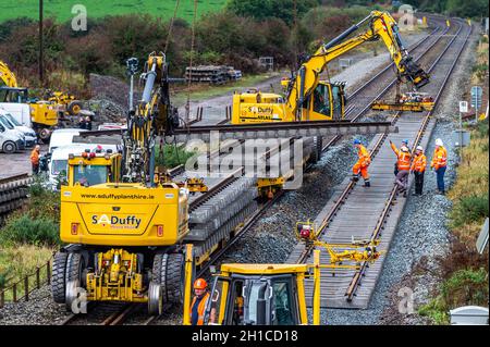 Rathpeacon, Co. Cork, Irland. Oktober 2021. Auf der Hauptstrecke von Cork nach Dublin werden die Ingenieurarbeiten fortgesetzt. Irish Rail modernisiert das Signalsystem Kent Station, Cork und ersetzt Streckenabschnitte an Standorten zwischen Cork und Mallow, einschließlich Rathpeacon. Quelle: AG News/Alamy Live News Stockfoto