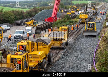 Rathpeacon, Co. Cork, Irland. Oktober 2021. Auf der Hauptstrecke von Cork nach Dublin werden die Ingenieurarbeiten fortgesetzt. Irish Rail modernisiert das Signalsystem Kent Station, Cork und ersetzt Streckenabschnitte an Standorten zwischen Cork und Mallow, einschließlich Rathpeacon. Quelle: AG News/Alamy Live News Stockfoto